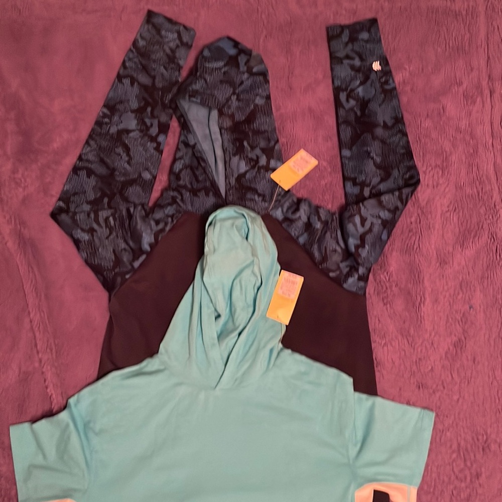 2 Hoodies; 1 Sleeveless XL